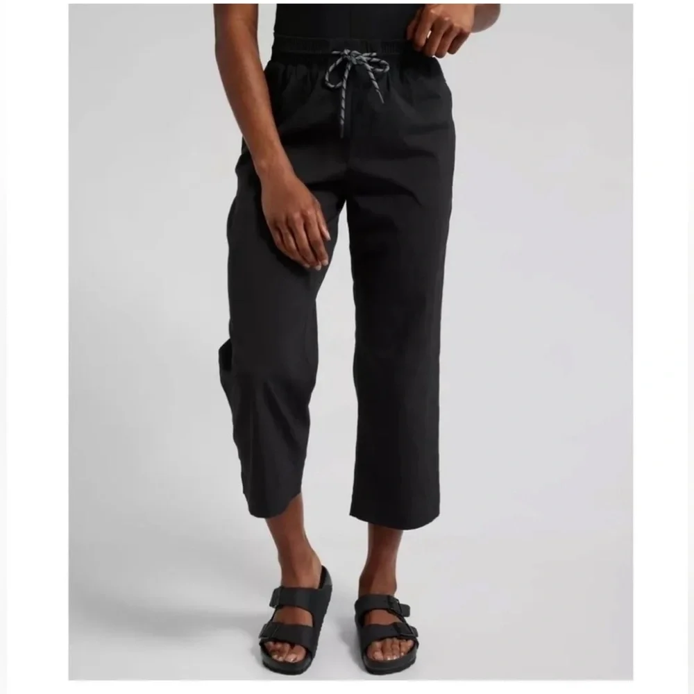 NEW Athleta Trekkie Straight Leg Crop Pant Black Nylon Relaxed Hiking Athleisure - Picture 1 of 7